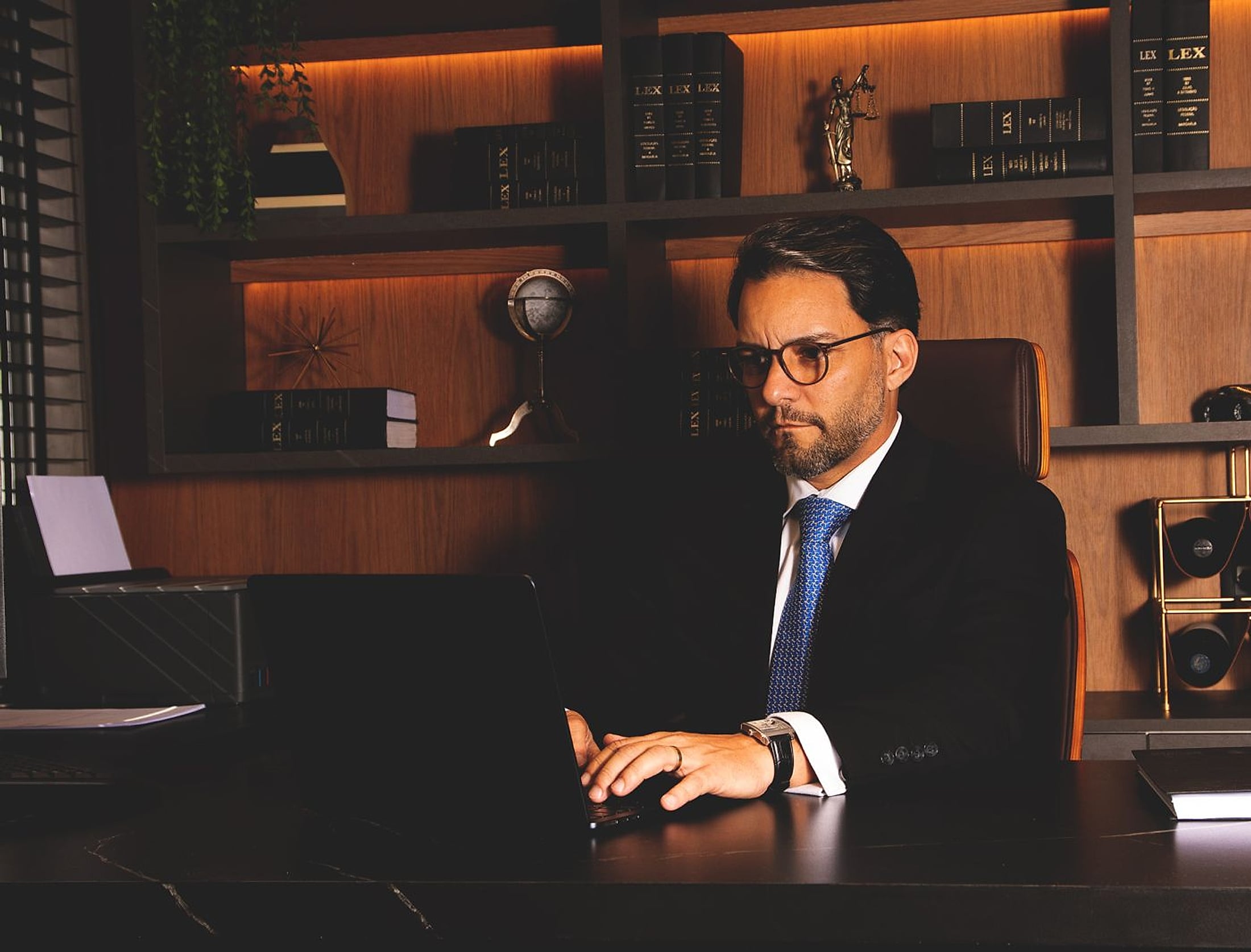 Dr. Gustavo Fernandes de Carvalho em seu escritório de advocacia tributária em Icaraí, Niterói